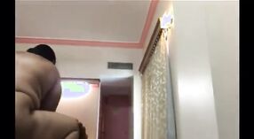 El marido de la tía tamil la intimida en un video porno 3 mín. 20 sec