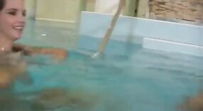 Tamil meisjes verkennen hun seksualiteit in de zwembad 1 min 20 sec