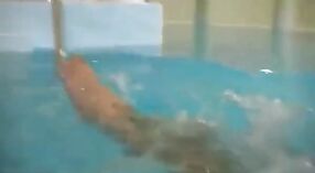 タミルの女の子は、プールでセクシュアリティを探索します 2 分 40 秒