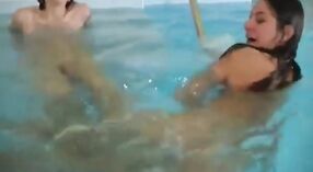 Tamil meisjes verkennen hun seksualiteit in de zwembad 1 min 00 sec