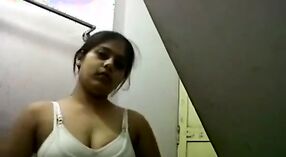 Gadis Perguruan Tinggi Tamil dalam Pertunjukan Telanjang: Video Catur Dr. Pan 0 min 30 sec
