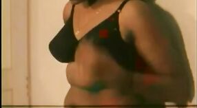 Naakte Tamil lesbiennes tonen hun sappige borsten in een Cheesy Video 0 min 0 sec