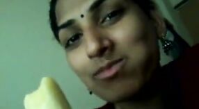 Mooi tamil meisje in de zwembad krijgt naakt en sexy 3 min 40 sec