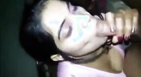Bella ragazza tamil in un video di 18 anni che lecca e succhia 1 min 20 sec