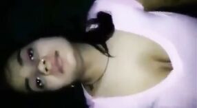 Belle fille tamoule dans une vidéo de 18 ans léchant et suçant 3 minute 20 sec