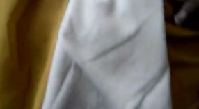 একটি শাড়ি ব্লাউজে একটি গরম ট্র্যানির বৈশিষ্ট্যযুক্ত তামিল স্ত্রী সেক্স ভিডিও 3 মিন 00 সেকেন্ড