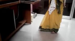 Video seks istri Tamil yang menampilkan transeksual seksi dengan blus sari 0 min 0 sec