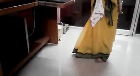 Tamil vrouw seks video featuring een heet tranny in een sari blouse 0 min 0 sec