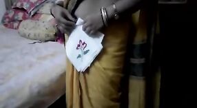 Vidéo de sexe de femme tamoule mettant en vedette une transsexuelle chaude dans un chemisier sari 1 minute 10 sec
