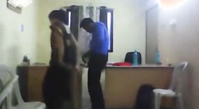 Tamil lady's erotico incontro con il responsabile dell'ufficio 3 min 40 sec