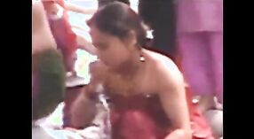 Nackte Brüste von tamilischen Tanten in der Dusche 1 min 20 s