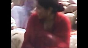 Nackte Brüste von tamilischen Tanten in der Dusche 1 min 50 s