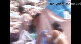 Nackte Brüste von tamilischen Tanten in der Dusche 2 min 20 s