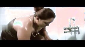 性感的泰米尔人女演员莎奎拉和库姆在一个热闹的场景中 0 敏 30 sec