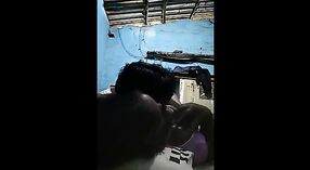 Tamil village aunty Pollachi disfruta de una sesión de sexo caliente y humeante 16 mín. 20 sec