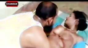 O vídeo do Ches recebe um spray sensual Da Empregada doméstica 3 minuto 00 SEC