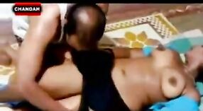 O vídeo do Ches recebe um spray sensual Da Empregada doméstica 4 minuto 40 SEC
