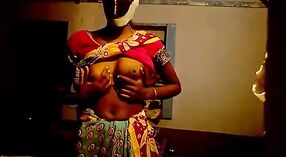 Tamil tante ' s Grote borsten stuiteren in een stomende video 10 min 20 sec