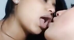 Lesbian remaja menikmati ciuman penuh gairah dalam film Tamil 1 min 20 sec