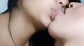 किशोर महिला समलैंगिकों में लिप्त भावुक चुंबन में तमिल फिल्म 0 मिन 0 एसईसी