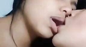 Lesbian remaja menikmati ciuman penuh gairah dalam film Tamil 0 min 30 sec