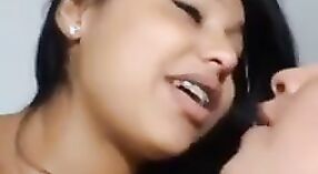 किशोर महिला समलैंगिकों में लिप्त भावुक चुंबन में तमिल फिल्म 1 मिन 10 एसईसी
