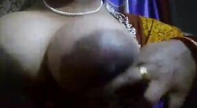 गैटले, सलेम के बड़े स्तन गृहिणी, इस हॉट वीडियो में अपने सेक्सी शरीर को दिखाती है 0 मिन 0 एसईसी