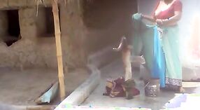 Tirunelveli浴室性爱视频中的Ches，以她的大胸部为特色 1 敏 20 sec