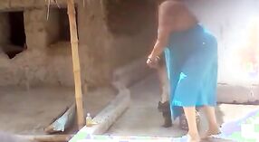 Tirunelveli浴室性爱视频中的Ches，以她的大胸部为特色 4 敏 20 sec