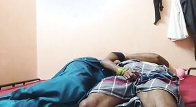 Tamil vrouw xxx video features haar opheffen haar longen 2 min 00 sec