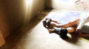 கவர்ச்சியான கல்லூரி பெண் தனது பேராசிரியரை ஒரு நீராவி வீடியோவில் ஏமாற்றுகிறாள் 1 நிமிடம் 40 நொடி