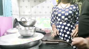 Mashinichi und ihr Partner nehmen an einer dampfenden Küchenbegegnung teil 5 min 20 s
