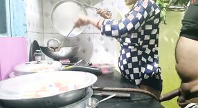 Mashinichi und ihr Partner nehmen an einer dampfenden Küchenbegegnung teil 8 min 20 s