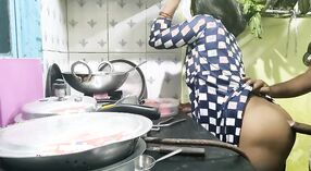 Mashinichi und ihr Partner nehmen an einer dampfenden Küchenbegegnung teil 10 min 20 s