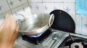 Mashinichi und ihr Partner nehmen an einer dampfenden Küchenbegegnung teil 0 min 0 s