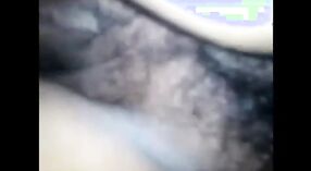 Un video humeante de una tía tamil acostada y moviendo sus pechos 1 mín. 40 sec