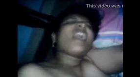 Een stomende video van een Tamil tante liggend en jiggling haar borsten 3 min 00 sec