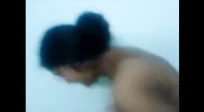 Un video humeante de una tía tamil acostada y moviendo sus pechos 5 mín. 00 sec