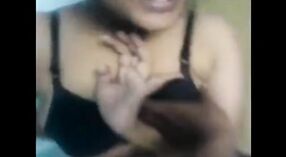 Een stomende video van een Tamil tante liggend en jiggling haar borsten 5 min 40 sec