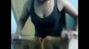 ایک بھاپ ویڈیو کی ایک تامل چاچی لیٹے اور jiggling اس کے سینوں 7 کم از کم 00 سیکنڈ