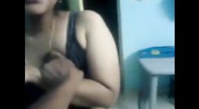 Tamil teyzenin yattığı ve göğüslerini salladığı buharlı bir video 7 dakika 40 saniyelik