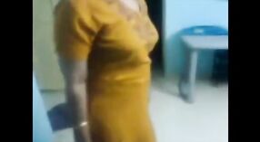 Een stomende video van een Tamil tante liggend en jiggling haar borsten 8 min 20 sec