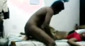 Belo tamil vídeo pornô apresenta um cara beijando sua namorada 1 minuto 40 SEC