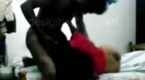 Belo tamil vídeo pornô apresenta um cara beijando sua namorada 2 minuto 40 SEC