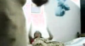 Belo tamil vídeo pornô apresenta um cara beijando sua namorada 1 minuto 00 SEC