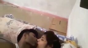 Piękna Tamilska studentka Vellore oddaje się erotycznym pocałunkom z mamą Channy 0 / min 40 sec