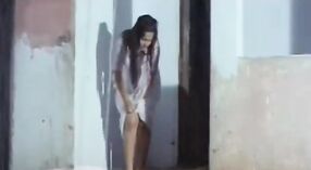 एक शतरंज फिल्म जिसमें भव्य तमिल अभिनेत्री एंट्टी बारिश में गीली हो रही है 0 मिन 0 एसईसी
