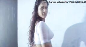 Ein Schachfilm mit der wunderschönen tamilischen Schauspielerin Antti, die im Regen nass wird 1 min 00 s