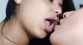 Tamil Lesbian Bocah-Bocah wadon Ing Panas Lan Akeh Uwabe Video 1 min 20 sec