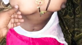 Chica vestida de sari tamil se pone abajo y sucio en video porno anal 2 mín. 00 sec